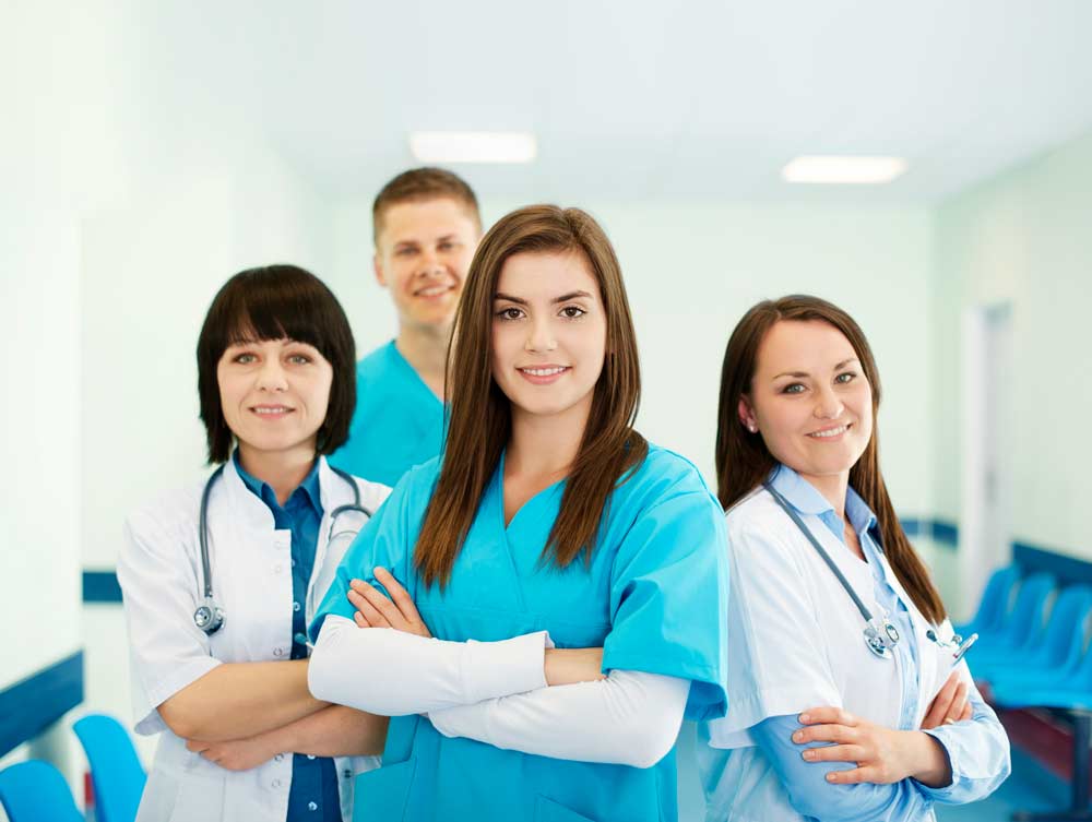 Personel mjekësor duke punuar